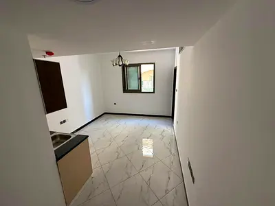 استوديو للإيجار السنوي في الجرف 2 – موقع مميز خلف مركز الدلتا وقريب من المدرسة الوطنية، في منطقة حيوية قريبة من جميع الخدمات والمرافق الأساسية.