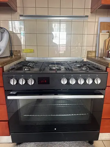 Black freestanding 5 gas cooker with oven - very good condition