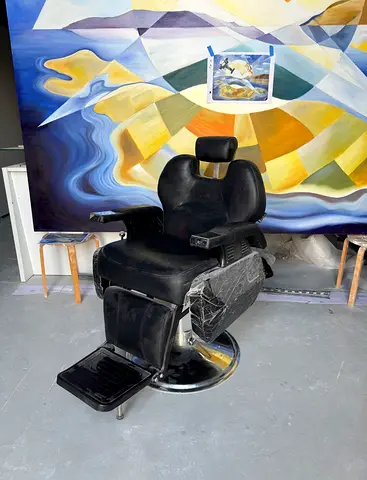 Black Barber/Salon Chair with Footrest (6pcs) - Used, Good Condition