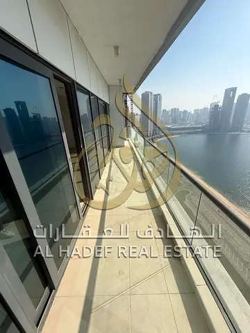أجمل شقة 3 غرف وصالة بالقصباء مع بلكونة بإطلالة بحرية مباشرة، مساحة واسعة، خزائن مدمجة، غرفة خادمة ومميزات مجانية مريحة. السعر 110,000 درهم.
