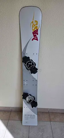 Alpine snowboard with bindings