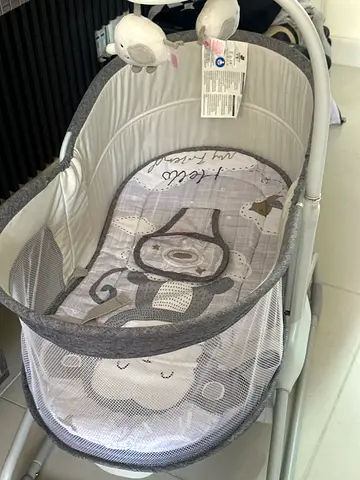 Mastela Portable 4 in 1 baby swing, bassinet / rocker in good condition