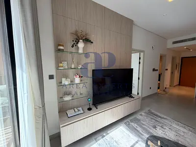 Luxury Finishes | 1BR + Study | Tenanted