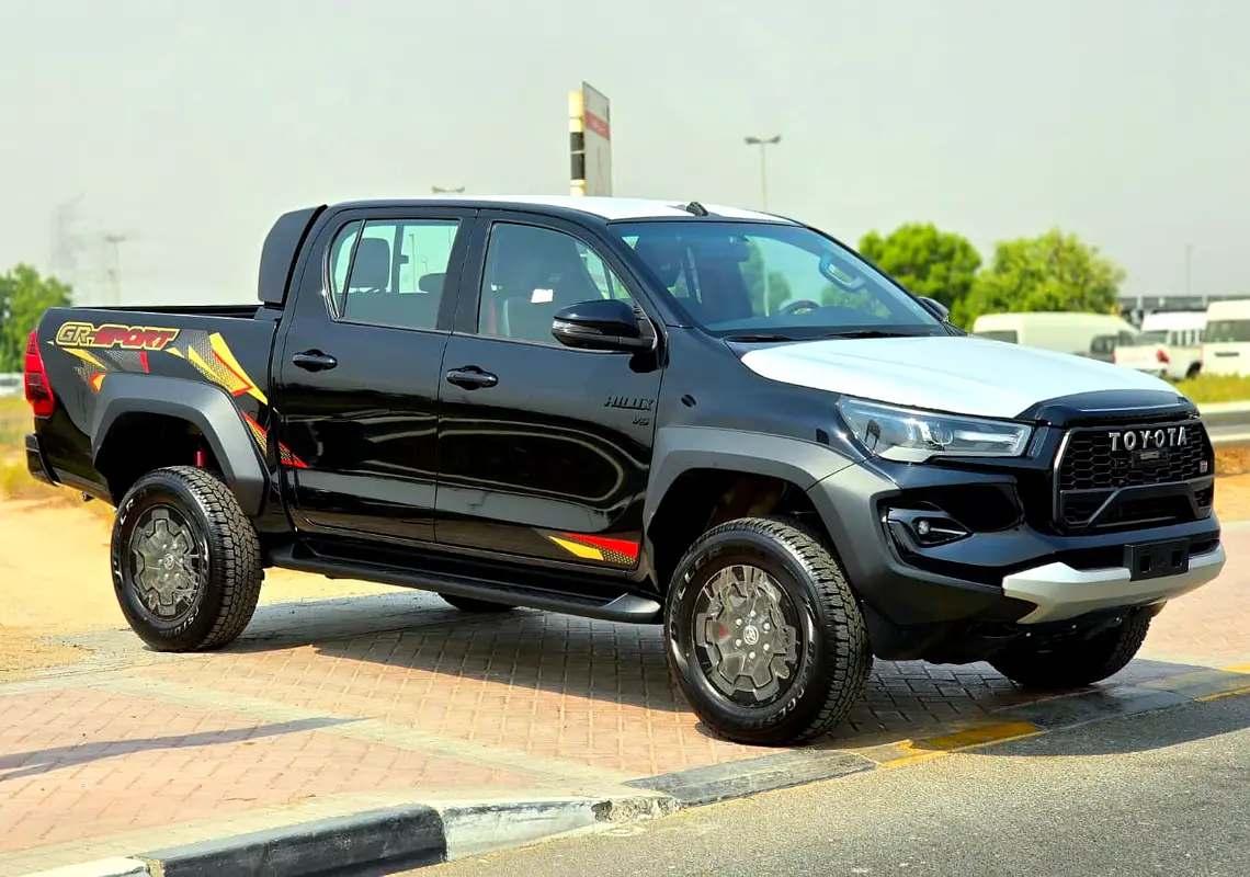 Toyota Hilux 2025 — photo 1 of 14
