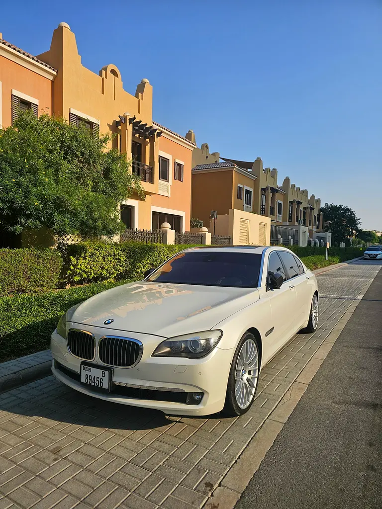 BMW 7-Series 2011 — photo 1 of 12