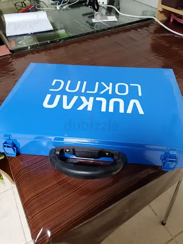 Metal component service case