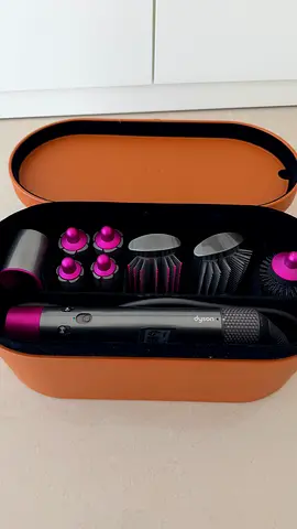 Dyson Airwrap Complete set in case - lightly used (like new)