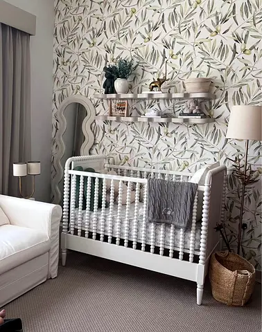 Pottery barn White Wooden Spindle Baby Crib in Good Condition