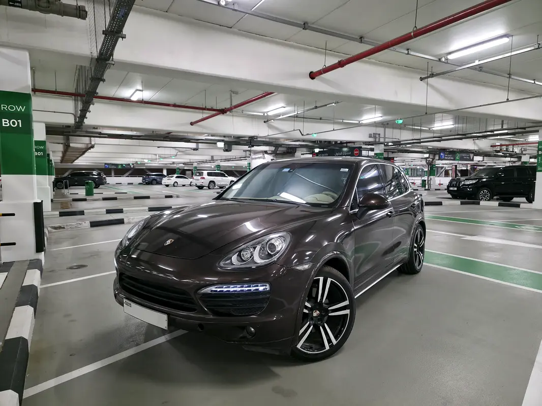 Porsche Cayenne 2011 — photo 1 of 19