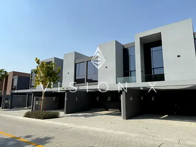 Stunning Townhouse | Lush Greenery | Ready to Move
