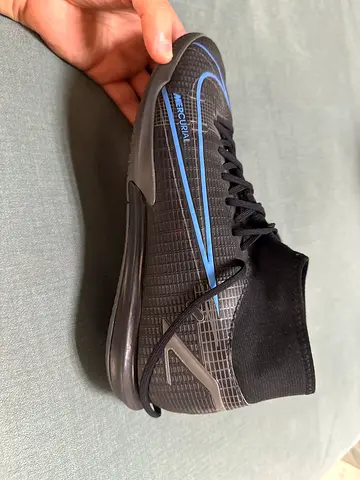 Indoor football shoes