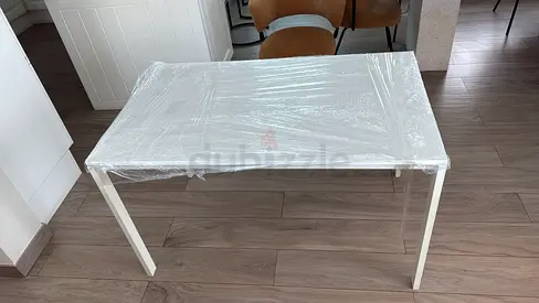 White dining table in excellent condition- like new