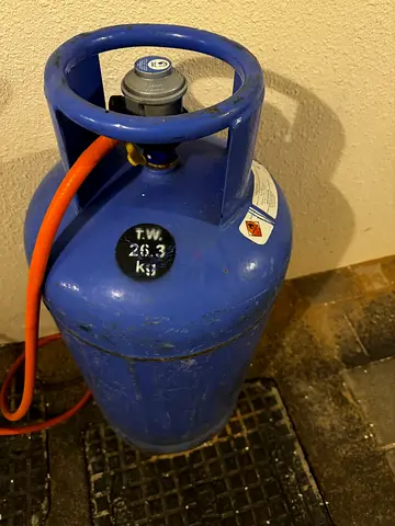 26.3 kg (50 lbs) one month old adnoc gas cylinder and regulator