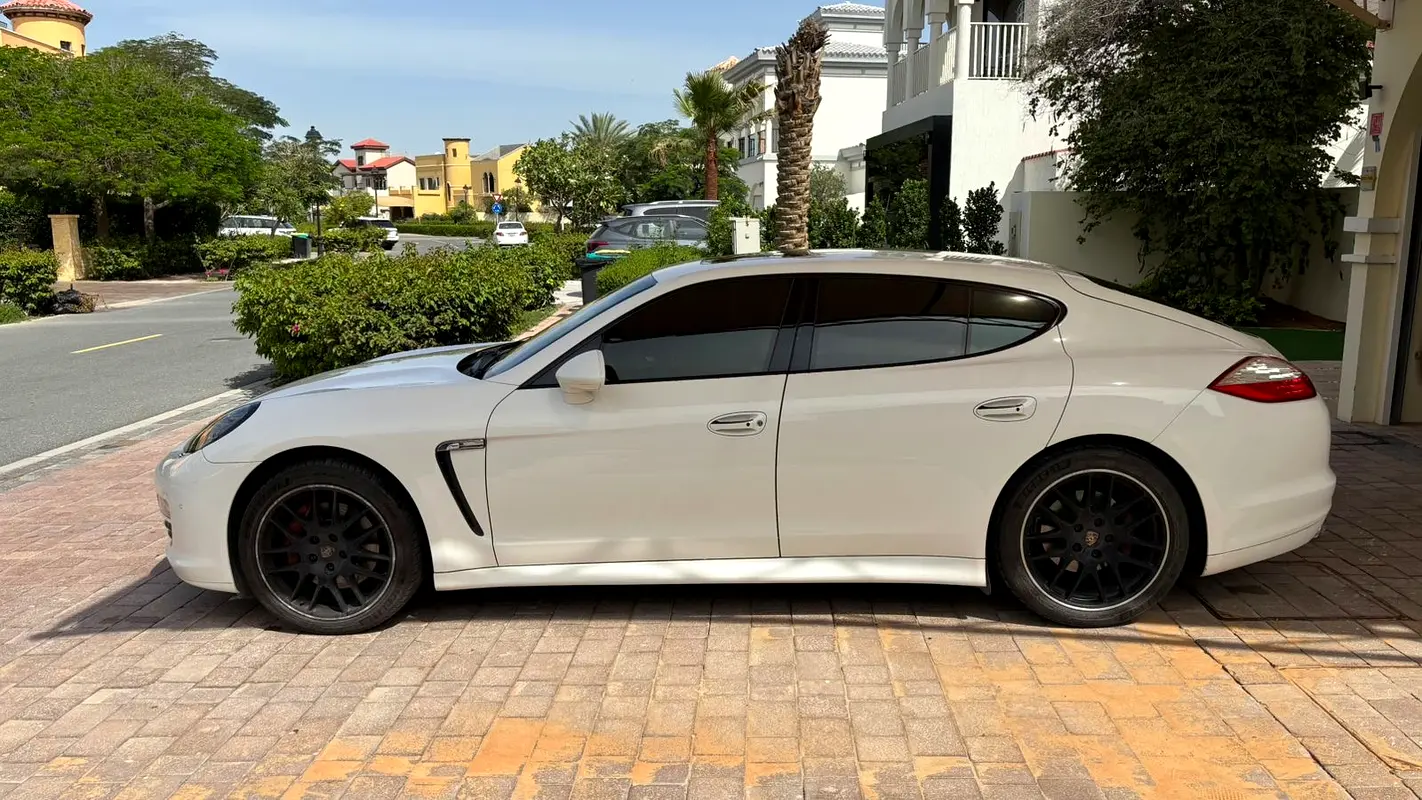 Porsche Panamera 2010 — photo 1 of 7