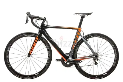Urgent (Negotiable) Giant carbon fiber road/racing bike (alto rims) - good condition