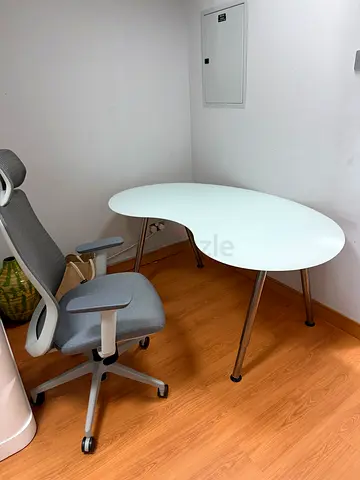 White Office Desks – Excellent Condition