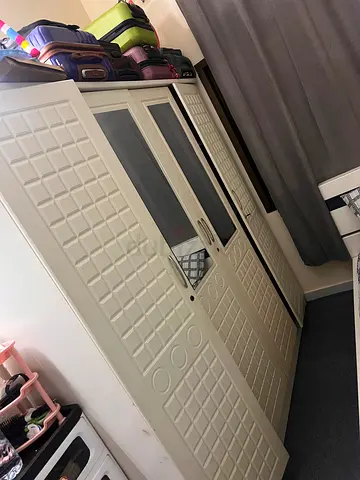 4 door white cupboard