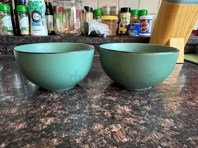 Set of 2 green ceramic serving bowls