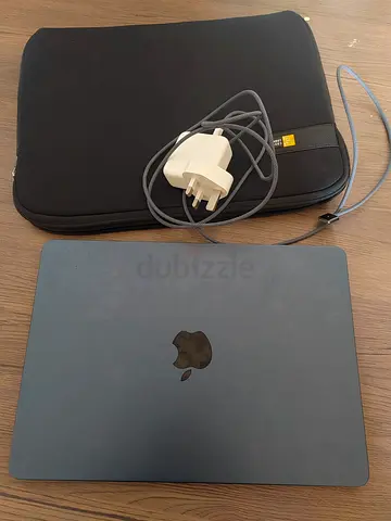 MacBook AIR 13-inch (16 gb ram - 256 gb memory ) with Charger and Sleeve