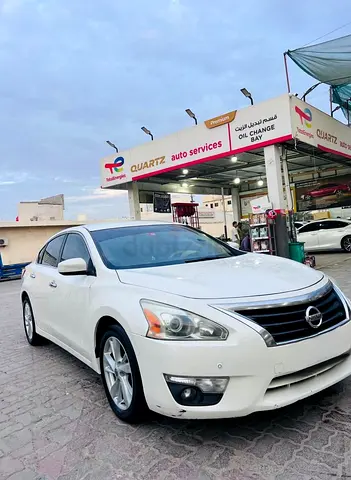 2013 Nissan Altima excellent condition.