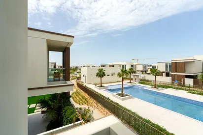 Type Square | Near The Pool | Full Green Spin View