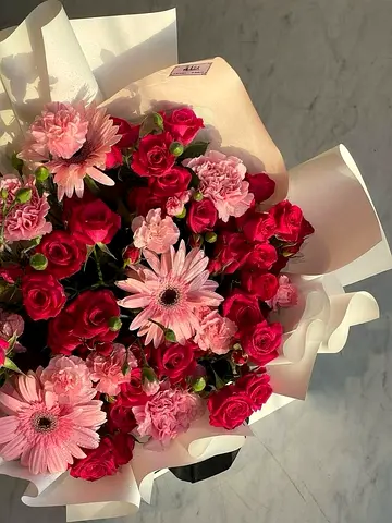 Fresh pink and red mixed flower bouquet — perfect gift