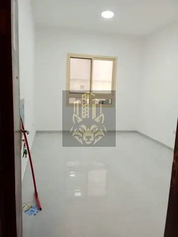 شقة غرفة وصالة للإيجار بالراشدية 3 عجمان، موقع مميز قريب من لولو ومحطة الباص، مساحة واسعة، تكييف مركزي، 27,000 درهم سنويًا