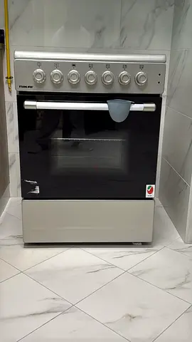 Free-standing gas cooker with oven - good working condition