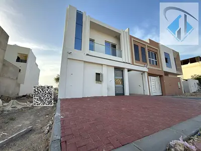 فيلا بسعر مغرٍ، بتصميم أوروبي، تقع على شارع رئيسي، بمساحة خارجية واسعة، وتشطيبات فاخرة للغاية، وموقع متميز بالقرب من مركز السفير التجاري.