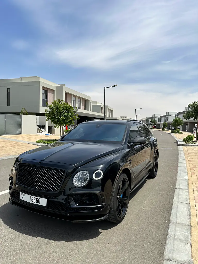 Bentley Bentayga 2018 — photo 1 of 18