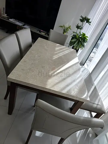 Dinner table with chairs in excellent conditions only at 750dirham