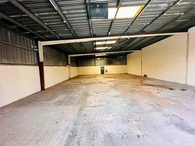 3600Sqft insulated warehouse with high celling in Umm Ramool