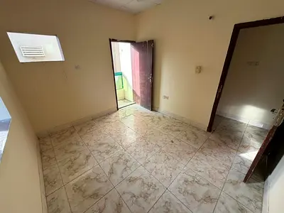 شقة غرفه وصالة بمساحة مناسبة وموقع مميز في الراشدية بجوار نستو ماركت وقريب من شارع الميناء وسهل المخرج وقريب من جميع الخدمات