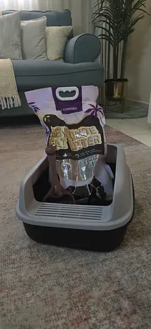 Cat Litter Tray with Scoop and Bag of Litter