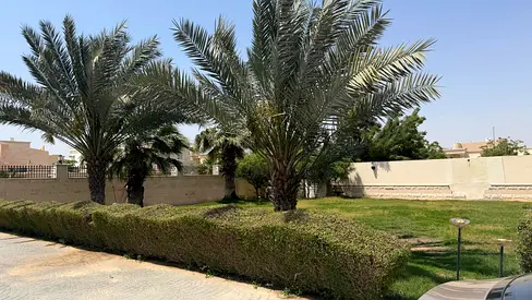 LUXURY LIVING SPACIOUS 4 BEDROOMS VILA AVAILABLE ON HOT OFFER FOR RENTAL ON PRIME LOCATION CONTACT US NOW