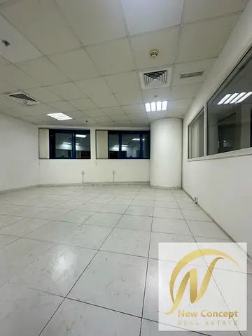 🏢 مكتب للإيجار السنوي – أبراج الفالكون، عجمان 📍 الموقع: أبراج الفالكون – إطلالة مباشرة على الخور  🔹 تفاصيل العقار: • مكتب بموقع مميز في قلب عجمان •
