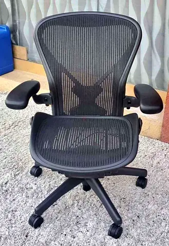 Ergonomic Black Mesh Office Chair with Armrests and Wheels