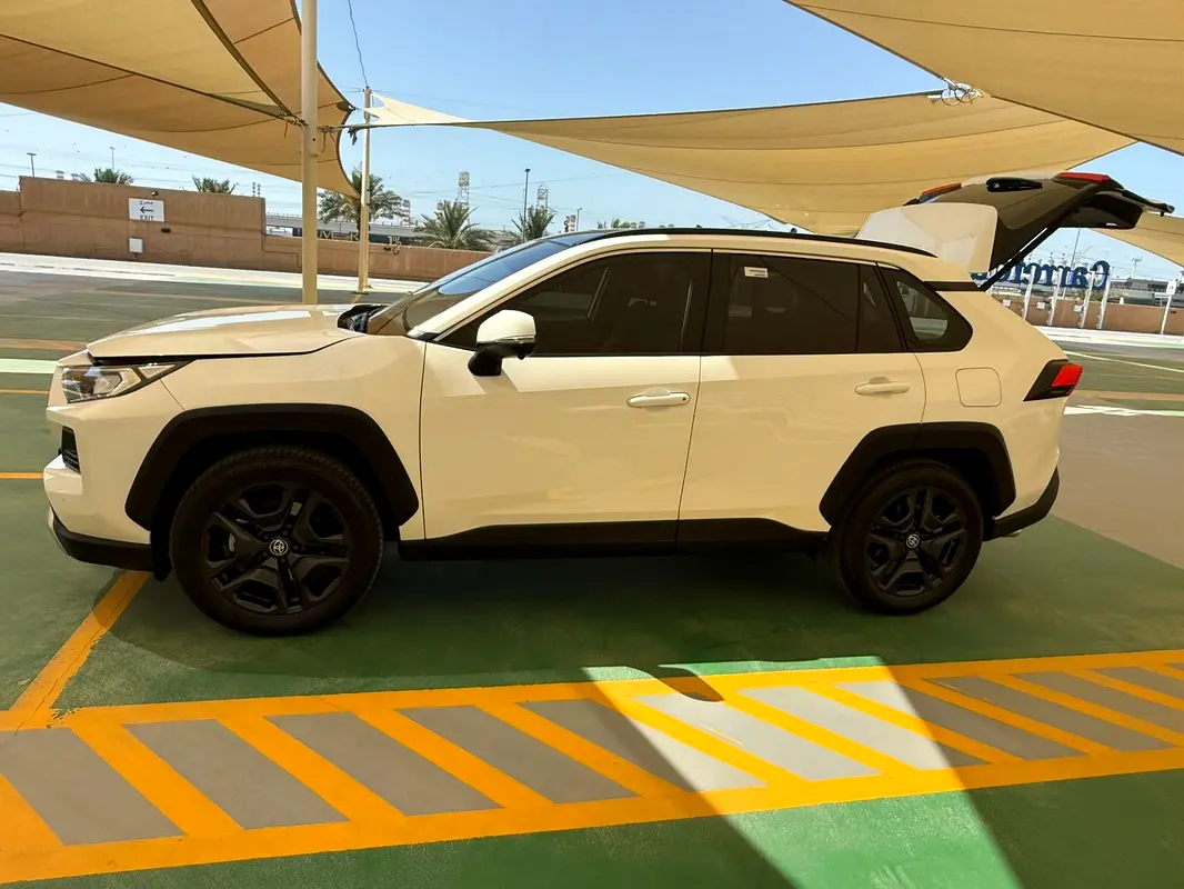 Toyota Rav 4 2025 — photo 1 of 9