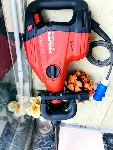 HILTI TE 700 AVR CONCRETE BREAKER JACK HAMMER 220V