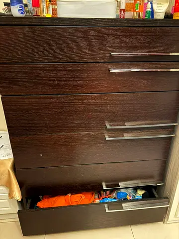 Dark wood chest of drawers - 5 drawers, good condition