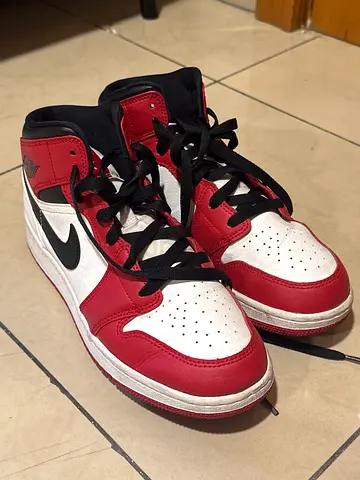 Jordan 1s Mid Chicago Red (size 39) - barely used