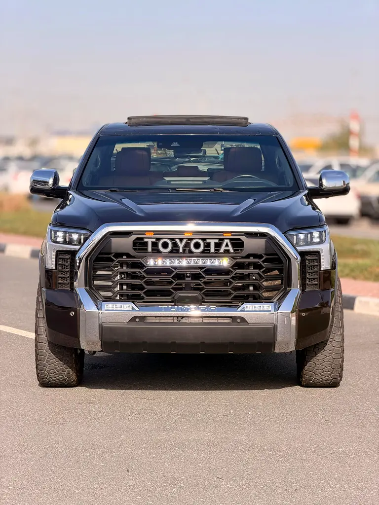 Toyota Tundra 2022 — photo 1 of 18