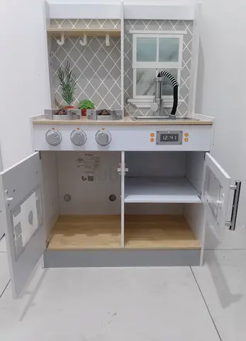 Kids Wooden Play Kitchen – Excellent Condition