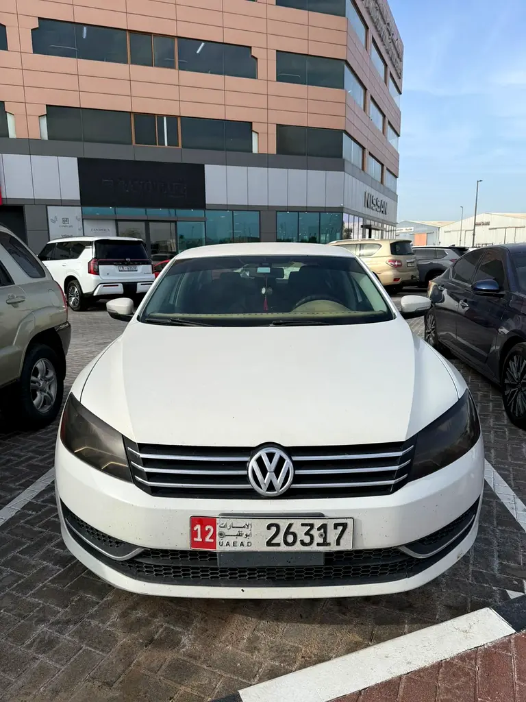 Volkswagen Passat 2013 — photo 1 of 5