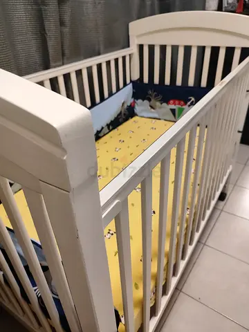 White Junior’s Baby Crib with Bumper and Mattress Sheet
