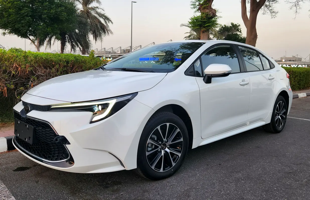 Toyota Corolla 2025 — photo 1 of 12