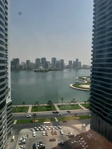 للبيع – شقة 3 غرف وصالة بإطلالة على البحيرة | مساحة كبيرة | سعر مميز