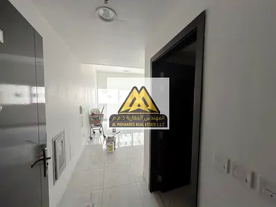 شقة غرفة وصالة بموقع مميز للإيجار السنوي | بلكونة بإطلالة جيدة | سهولة الخروج لدبي والشارقة