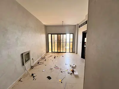 شقة غرفتين وصالة للإيجار السنوي في موقع مميز جدًا بمنطقة العالية خلف البيت المتوحد، بمساحة ممتازة وبلكونة وتكييف مركزي وصيانة مجانية بالكامل.