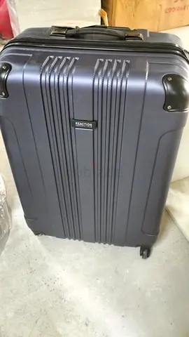 Kenneth Cole REACTION Out of Bounds Lightweight Hardshell 4-Wheel Spinner Luggage